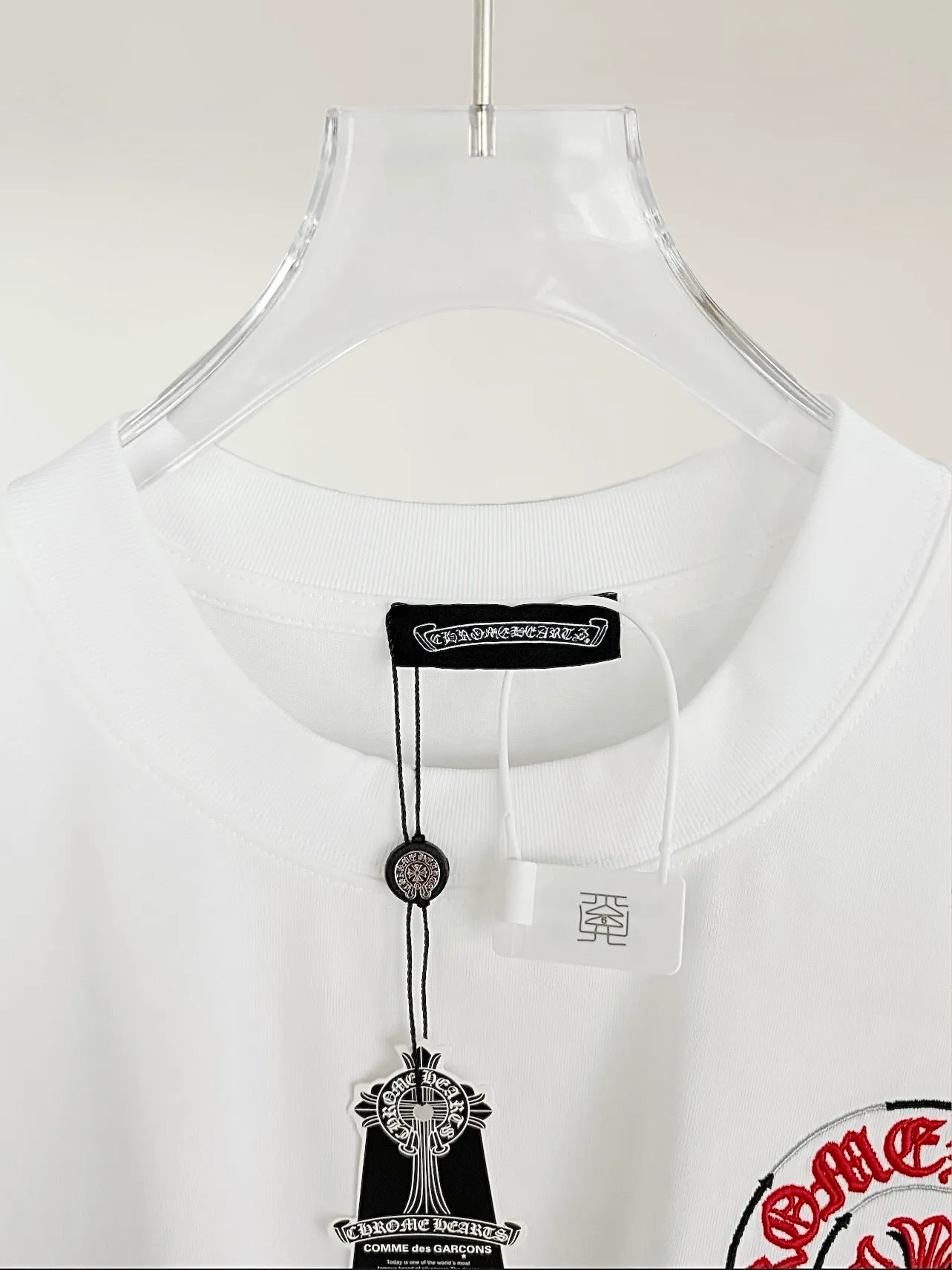 P150 [High Quality] Chrome Hearts New embroidered horseshoe logo brand logo on the front and rear panels are designed with heavy craftsmanship of 100,000 needle embroidery. High-end customized 32-count 280g fabric. Soft to the touch. Comfortable to wear. Exquisite stitching. Fine workmanship. The upper body effect is incomparably handsome! Same style for men and women, color: white, black size: S to xL